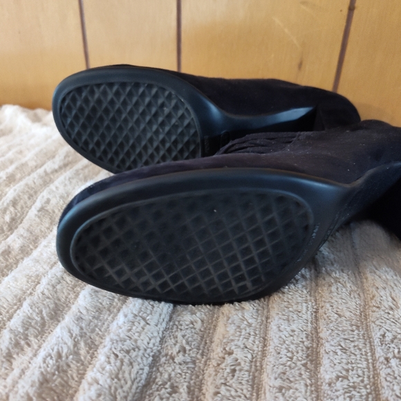 Black suede Aerosoles heels - Picture 3 of 3